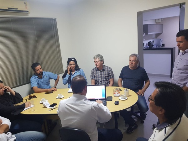 Empresários representantes de 13 postos de combustíveis participaram da reunião. Foto: Ricardo Ojeda