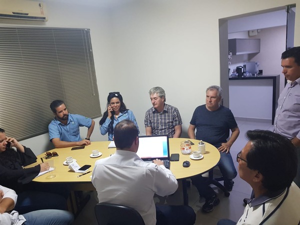 Até quarta-feira, abastecimento nos postos em Três Lagoas pode ser normalizado Empresários representantes de 13 postos de combustíveis participaram da reunião. Foto: Ricardo Ojeda