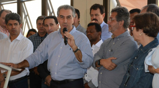 Azambuja autoriza recapeamento asfáltico da rodovia MS-425 em Chapadão do Sul O governador revelou ainda o desejo de que a obra de recapeamento seja finalizada em apenas seis meses. (Foto: Assessoria)