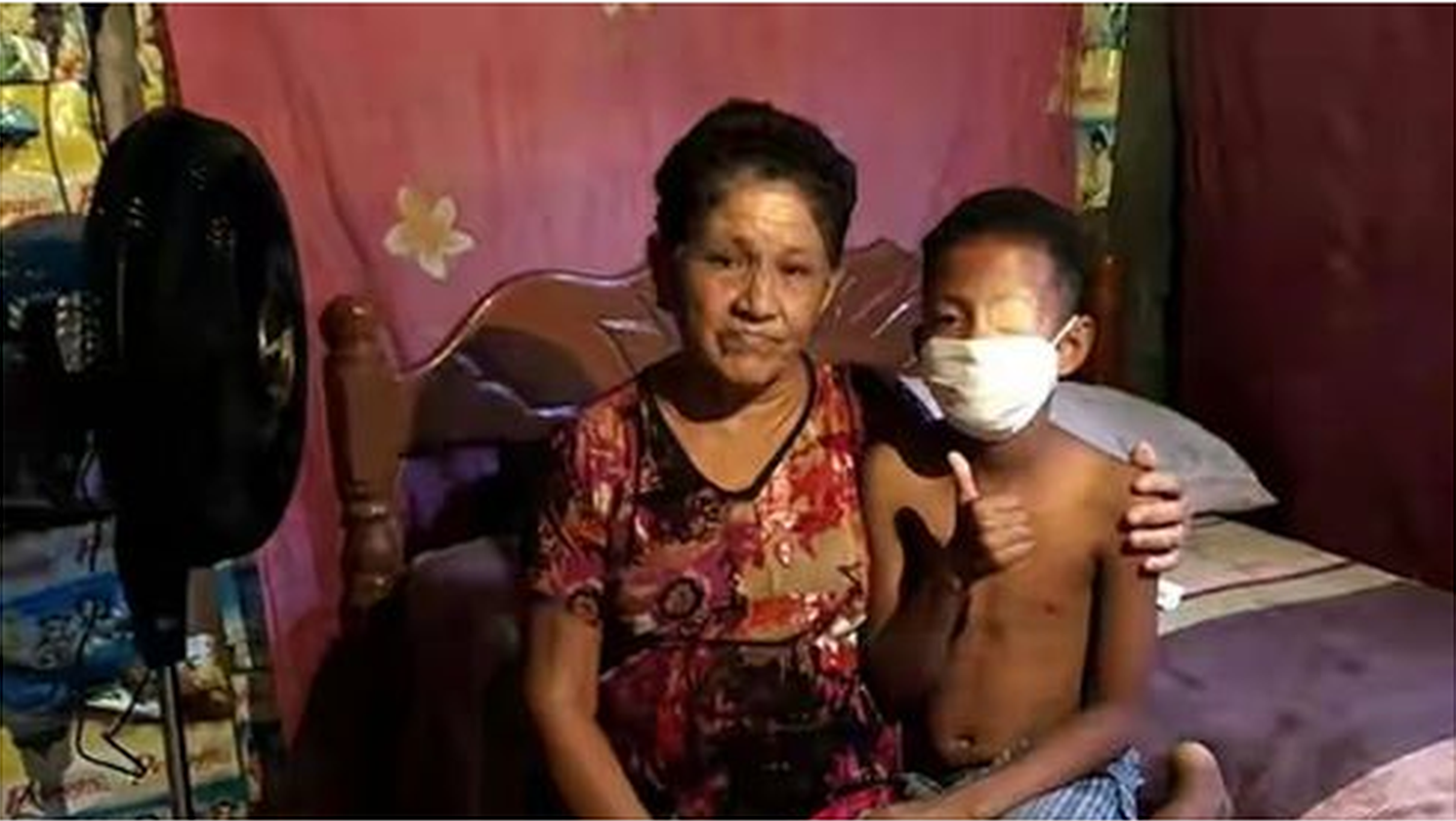 Segundo a versão divulgada para a campanha, o menino tinha HIV desde o nascimento e sua mãe havia morrido logo após o parto. (Foto: Divulgação). 