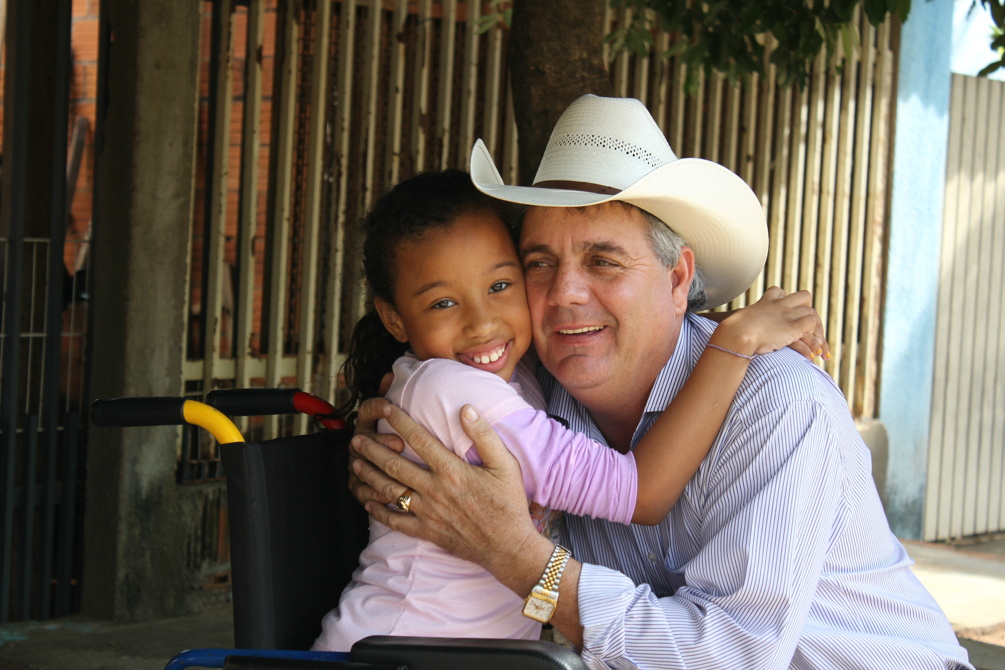 Angelo Guerreiro visita criança cadeirante e revive história emocionante O deputado estadual recebeu o convite de amigos para visitar a pequena Natiely Souza Castro Silva, de 9 anos. (Foto: Assessoria)