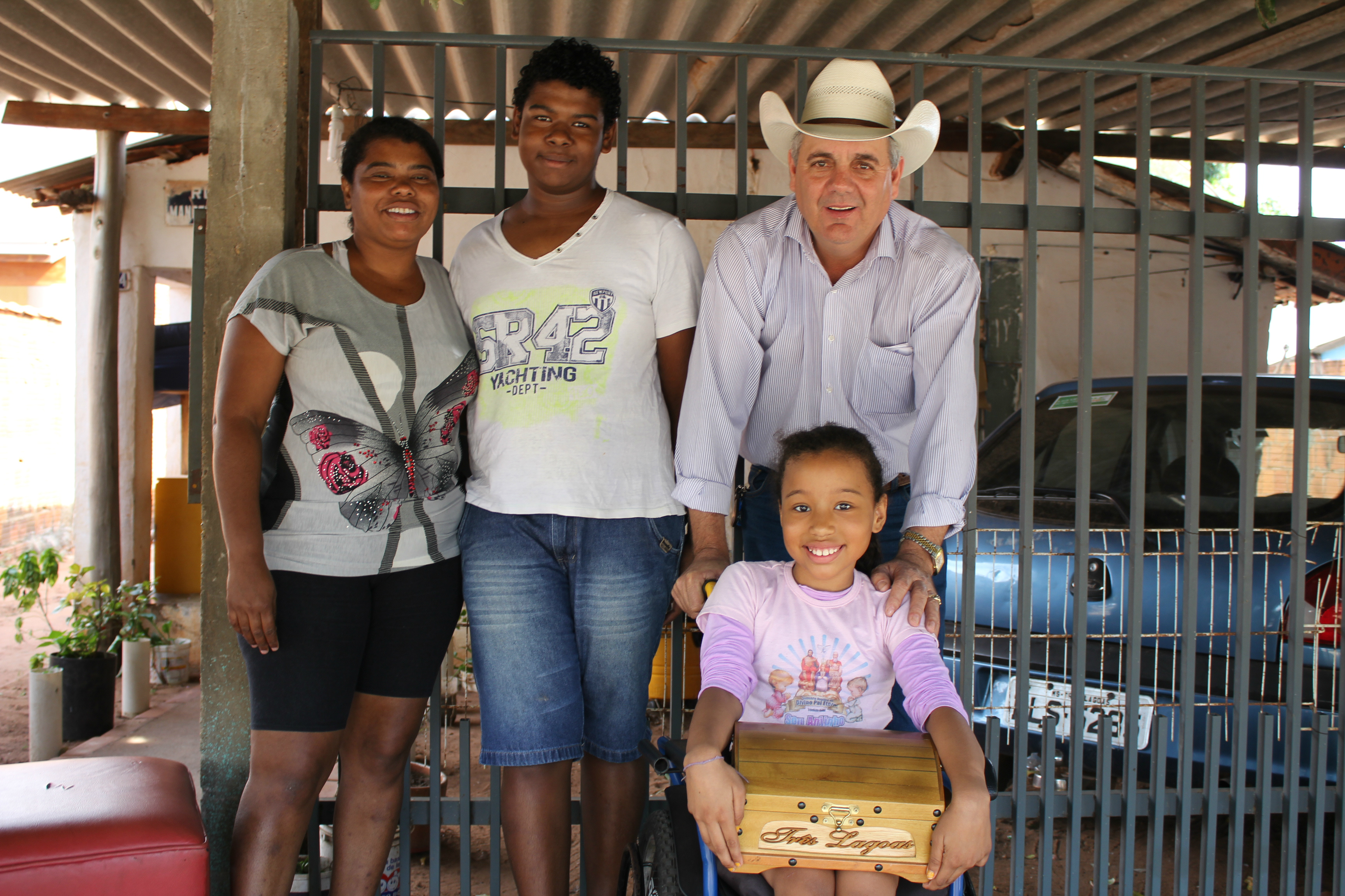 Angelo Guerreiro visita criança cadeirante e revive história emocionante Em sua casa, ela, a mãe e o irmão receberam Guerreiro com sorriso no rosto e muita conversa. (Foto: Assessoria)