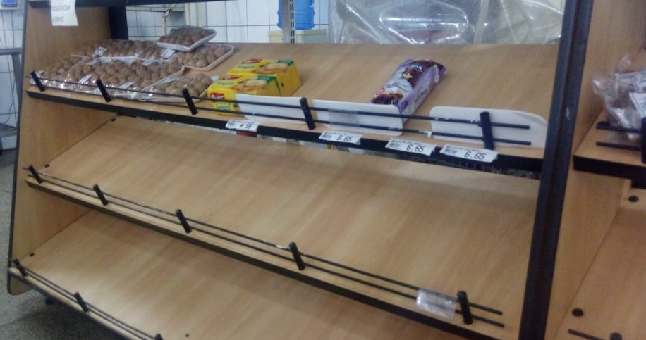 Supermercados de Três Lagoas enfrentam desabastecimento Prateleiras vazias no Bom Vizinho: desabastecimento é realidade em mercados de Três Lagoas. Foto: Gisele Berto