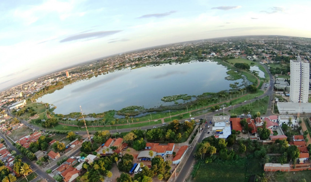 A Lagoa Maior é o principal cartão de visita de Três Lagoas, porém a avenida em seu entorno estava muito danificada, que inclusive foi tema de muitas críticas à administração (Foto: Sayuri Baez)