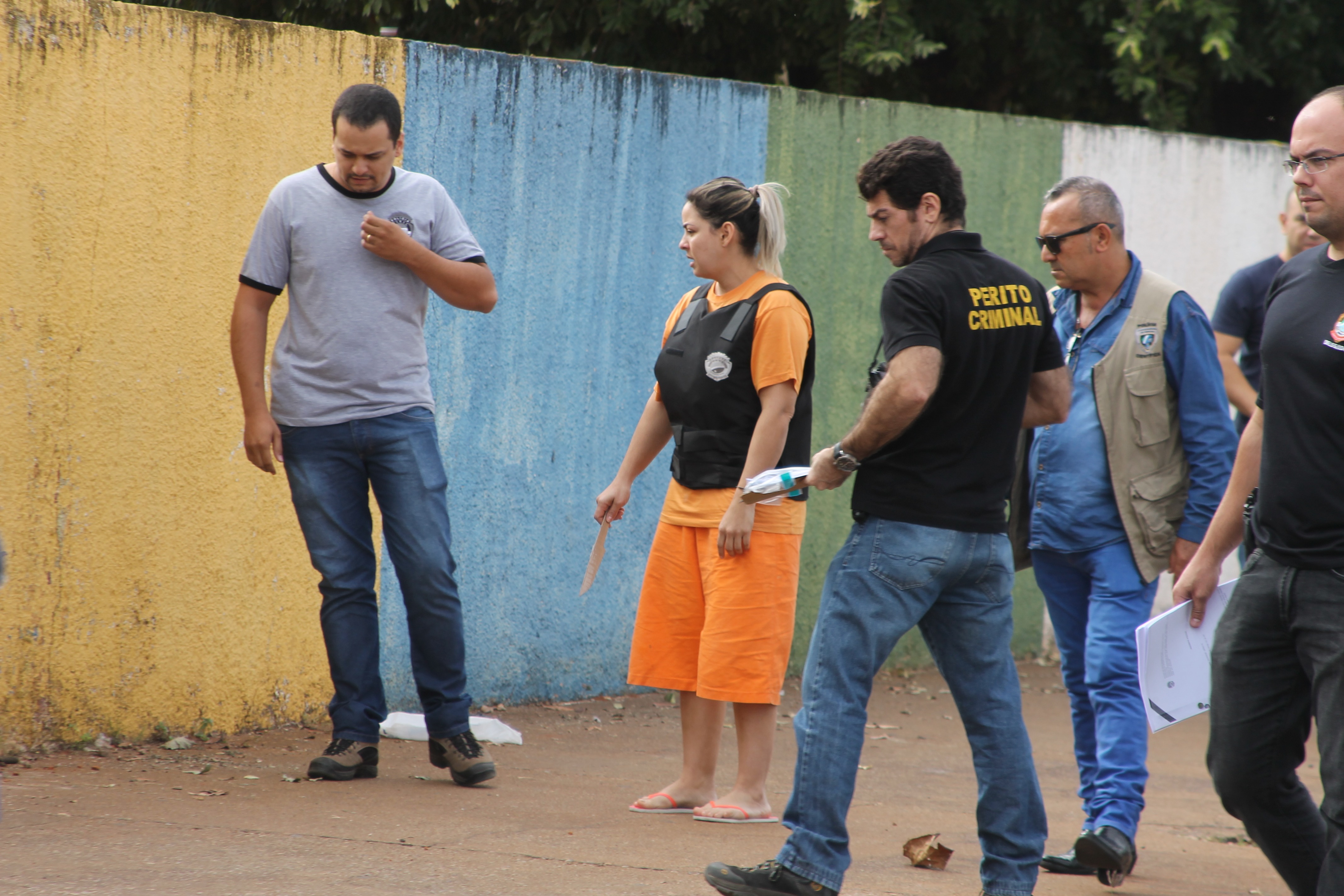 Em Três Lagoas, cabeleireira acusada de assassinato participa de reconstituição Ao centro da imagem, a acusada Joice Espíndola da Silva. (Fotos: Lucas Gustavo Perfil News).