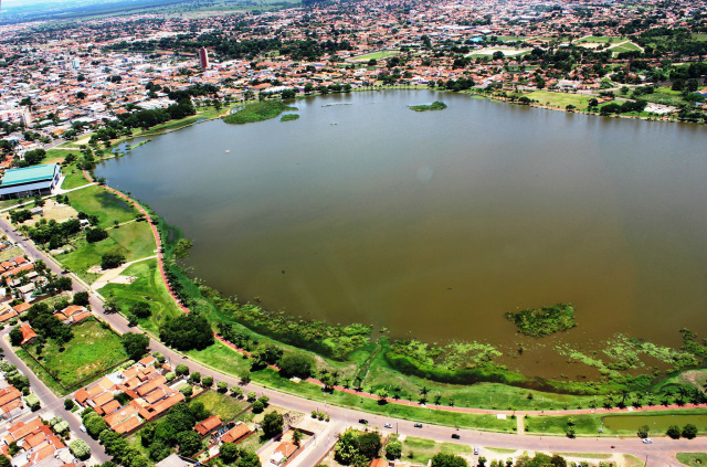 A obra de recuperação da pavimentação asfáltica da avenida que circula a Lagoa Maior terá um cronograma de quatro meses a ser cumprido pela construtora Jupiá (Foto: Sayuri Baez) 