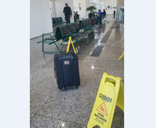 Administração do aeroporto de Três Lagoas aciona a polícia após passageiro "esquecer" mala no saguão Mala abandonada no saguão do aeroporto de Três Lagoas. Foto: Sayuri Baez.