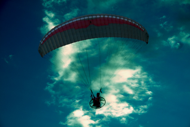 Festival aéreo promete colorir o céu de Três Lagoas O três-lagoense James Luck, único do Estado habilitado pela APPM para pilotar paramotor passeia pelos céu da cidade durante voo de apresentação (Foto: Angelle G. Galvão)