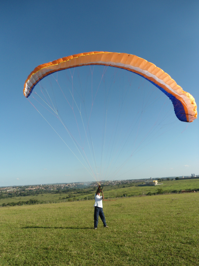 Festival aéreo promete colorir o céu de Três Lagoas Piloto abre vela para testar a velocidade do vento