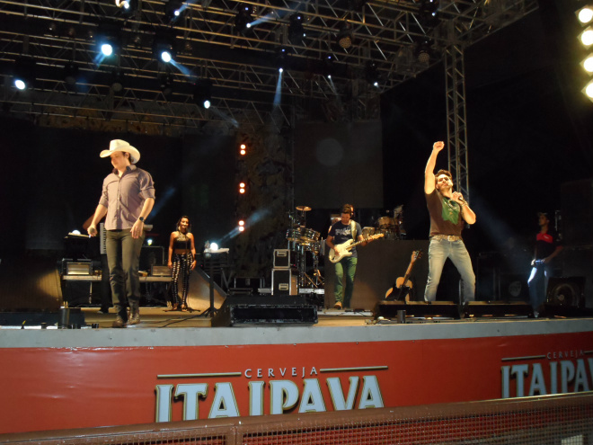 Israel e Rodolffo abrem o Fim Fest Em Epitácio Israel e Rodolffo animaram a madrugada desta sexta em Epitácio (Foto: Nelson Roberto)