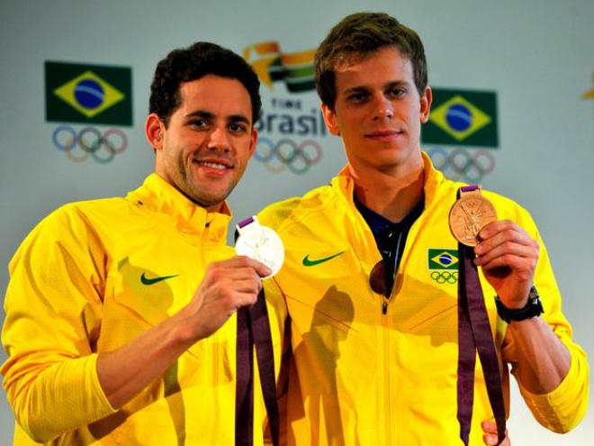 Os atletas receberam prêmios em dinheiro pelas medalhas de bronze na prova de 50 metros livre (Cielo) e prata nos 400 metros medley (Pereira) (Foto: Edson Lopes Jr./Terra)