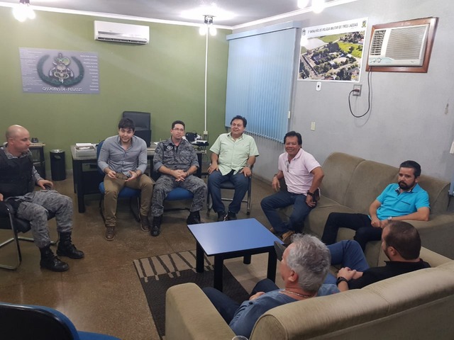 Combustível chega em Três Lagoas escoltado pela Polícia Militar A reunião com os empresários revendedores de combustíveis aconteceu as 21 horas na sede do Batalhão da Polícia Militar (Foto: Ricardo Ojeda)