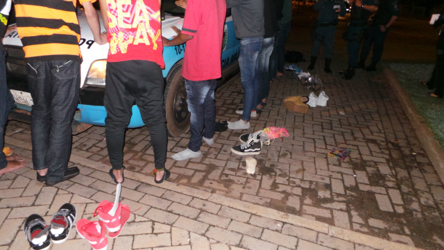 Após denúncia de uma moradora, sobre consume de drogas policiais militares abordaram um grupo de jovens na Praça Ramez Tebet. (Foto: Ricardo Ojeda)
