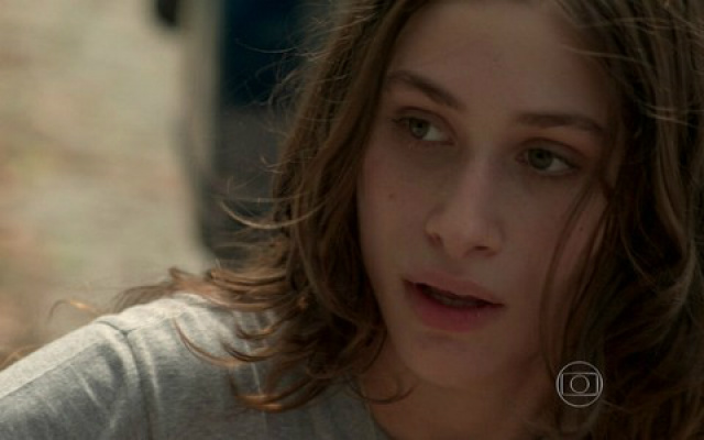 BABILÔNIA: Laís sai da timidez e vira uma fera em defesa de Rafael A moça parte com tudo em defesa de Rafael. (foto: Globo)