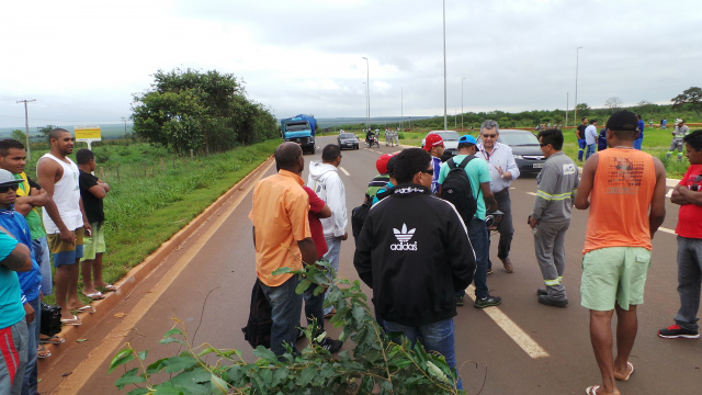 A reportagem do Perfil News chegou ao local logo nas primeiras horas da manhã, enquanto os trabalhadores fechavam os dois lados da rodovia (Foto: Léo  Lima)