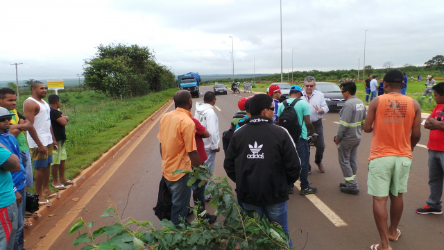 Trabalhadores protestam em frente ao canteiro da UFN3 e interditam BR-158 A reportagem do Perfil News chegou ao local logo nas primeiras horas da manhã, enquanto os trabalhadores fechavam os dois lados da rodovia (Foto: Léo Lima)