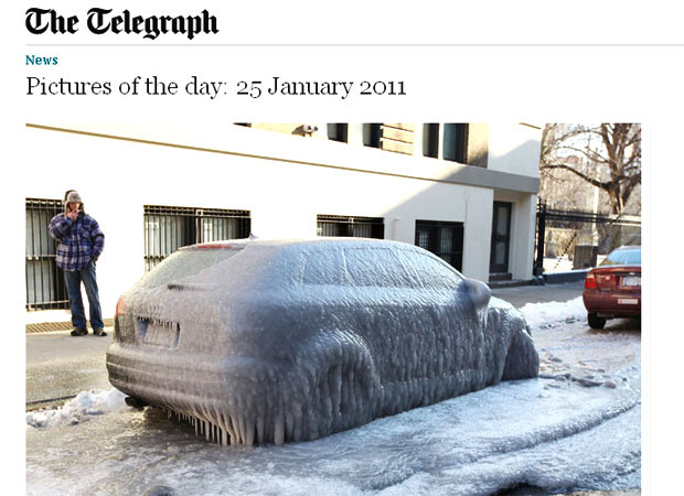 Um morador de Nova York encontrou o seu carro completamente encoberto de gelo após um tubo vazar água em uma rua da cidade e atingir o veículo. Nova York vem sofrendo com baixas temperaturas neste inverno no Hemisfério Norte. O americano usou uma marreta para quebrar o gelo que cobria o carro. (Foto: Reprodução)