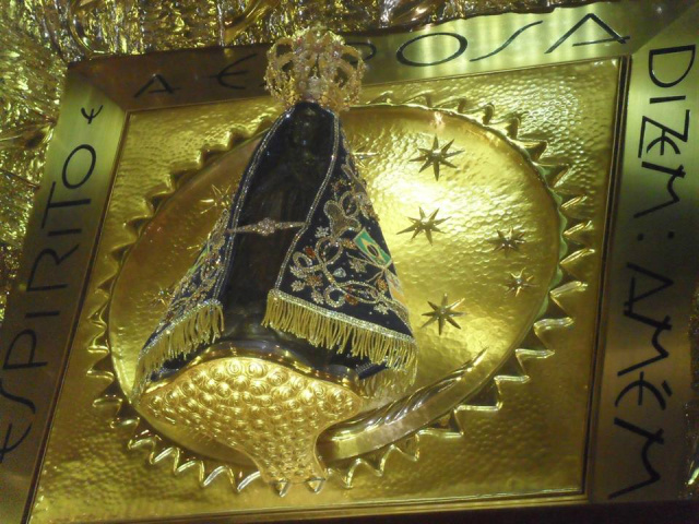 A Imagem de Nossa Senhora que fica em câmara de vidro no Santuário em Aparecida de Norte, está em Três Lagoas para missa especial.(foto: Fábio Jorge)