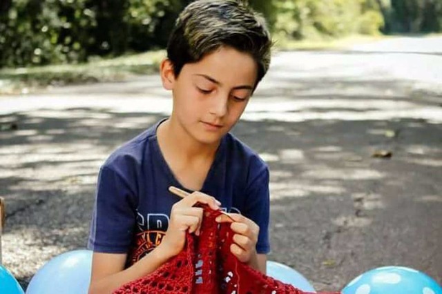 Menino que ensina crochê se “inspira” em Rodrigo Hilbert Junior Silva: o jovem criou uma nova conta para seguir publicando seus vídeos (Arquivo Pessoal/Facebook/Reprodução)