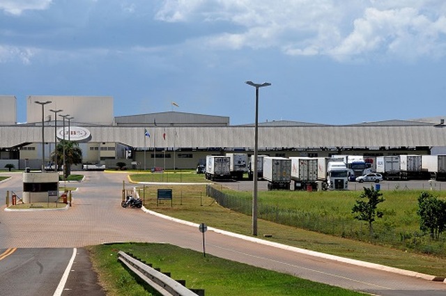 Abate caiu até 15% em MS, mas frigoríficos voltam hoje JBS no Estado paralisaram operações por causa dos protestos - Foto: Valdenir Rezende / Arquivo / Correio do Estado