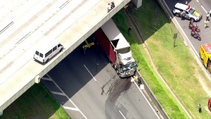 Ricardo Boechat, jornalista, morre aos 66 anos em queda de helicóptero em SP Caminhão também se envolveu em acidente com helicóptero — Foto: TV Globo/Reprodução