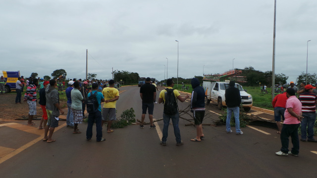 Trabalhadores protestam em frente ao canteiro da UFN3 e interditam BR-158 Com galhos, pedaço de madeira e barreira humana os manifestantes fecharam a BR provocando congestionamento de 1 quilômetros nos dos lados da pista (Foto: Léo Lima)
