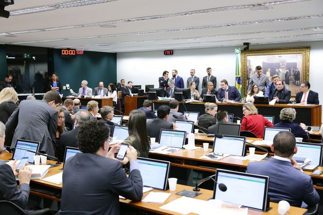 Receita quer explicação sobre R$ 214 milhões de 350 contribuintes em MS Delegado Edson Ishikawa (centro) durante coletiva sobre Operação Pandora, deflagrada hoje (Foto: Fernanda Palheta)