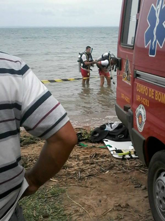 Mergulhadores encontraram o corpo de uma homem na águas do Rio Paraná (Foto: Patricia Romanowski)