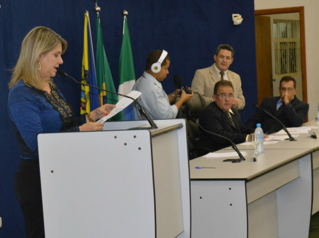 A vereadora relatora Roseli Codognatto (PPS) leu os documentos que pediam o afastamento dos vereadores. (foto: Rio Pardo News)