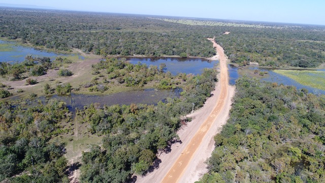 Investimentos do Estado dobram trechos de rodovias pavimentadas Implantação da MS-423, entre os pantanais de Rio Verde e Corumbá: apoio ao turismo e pecuária. Foto: Agesul.