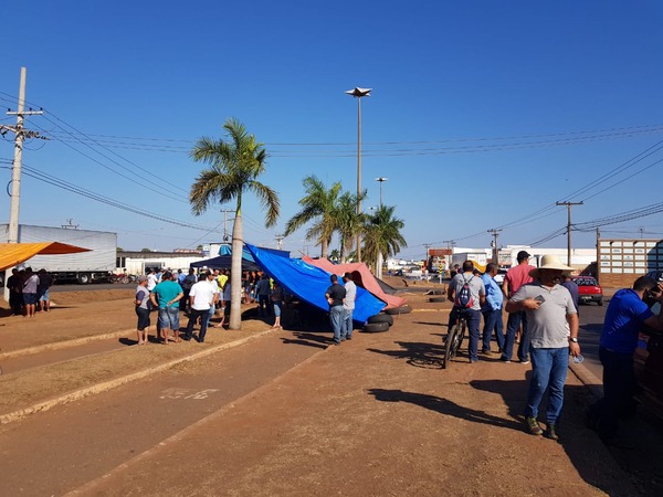 Acampamento dos caminhoneiros começa a ser desmontado em Três Lagoas Acampamento-base do movimento em Três Lagoas, no Posto São Luis, começará a ser desmontado. Foto: Ricardo Ojeda.