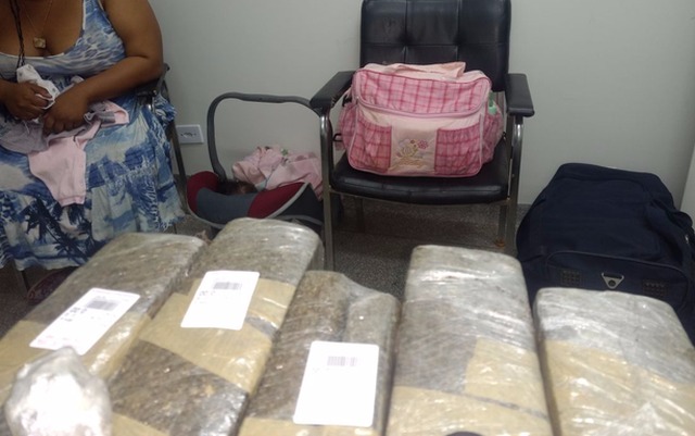 Os dez tabletes de maconha resultaram em quase oito quilos de droga. (Foto: Divulgação Polícia)