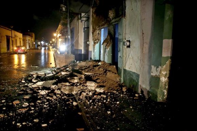 Sobe para 35 número de mortos no México após forte terremoto Prédios de Oaxaca danificados após o México ter sido fortemente sacudido por um terremoto de 8,4 pontos de magnitude na escala Richter. (Foto: Mario Arturo Martinez/EPA/Lusa/direitos reservados)