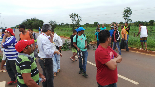 Trabalhadores protestam em frente ao canteiro da UFN3 e interditam BR-158 De acordo com os líderes da manifestação apenas ambulância e carga perecível tinham liberação para passar (Foto: Léo Lima)
