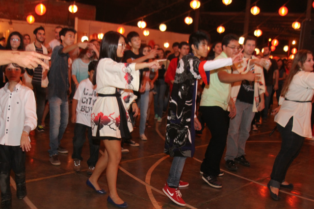 Jovens, adultos e crianças se revezam dançando na celebração do Bon Odori (Foto: Rodolfo Gomes)  