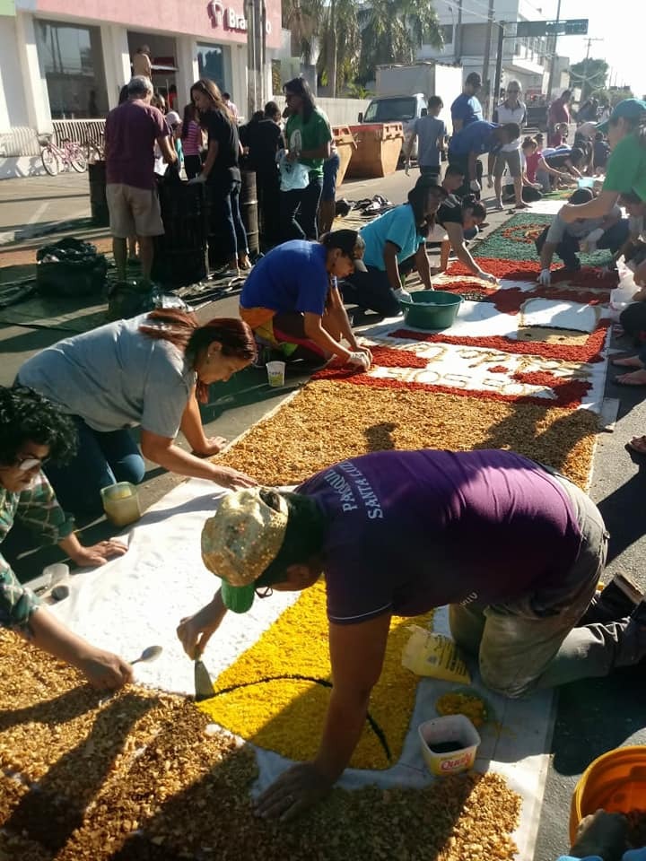 Tapetes de Corpus Christi são confeccionados em Três Lagoas (Fotos: Ricardo Ojeda - Perfil News)
