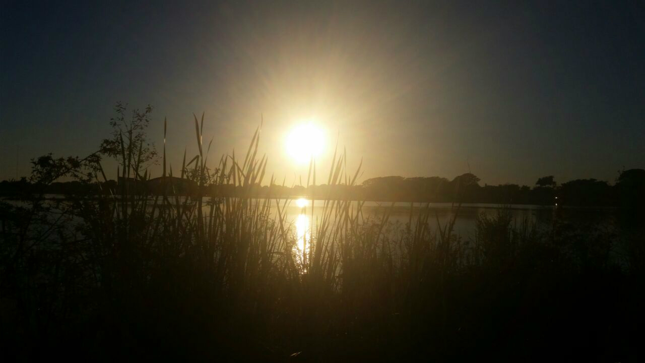 Sol brilha forte nesta manhã em Três Lagoas. (Foto: Ricardo Ojeda)