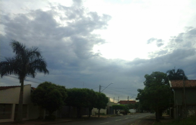 Tempo amanheceu nublado em Três Lagoas nesta terça-feira (10). (Foto: Lucas Gustavo).