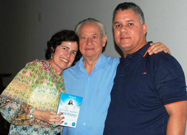 Na oportunidade, Marcia Moura recebeu o livro “O Evangelho Segundo o Espiritismo” (foto: Divulgação)