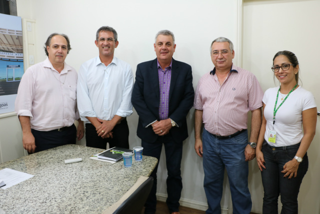 Na reunião, o prefeito esteve acompanhado do secretário de Administração, Gilmar Tabone e do assessor Jurídico, Luiz Gusmão. (Fotos: Assessoria). 