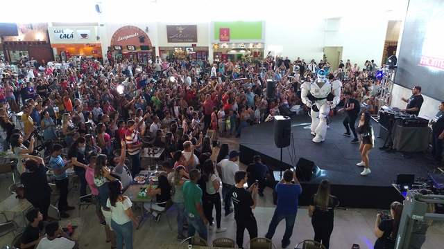 Diversão foi garantida com o Robozão no Shopping China (Foto: Divulgação)