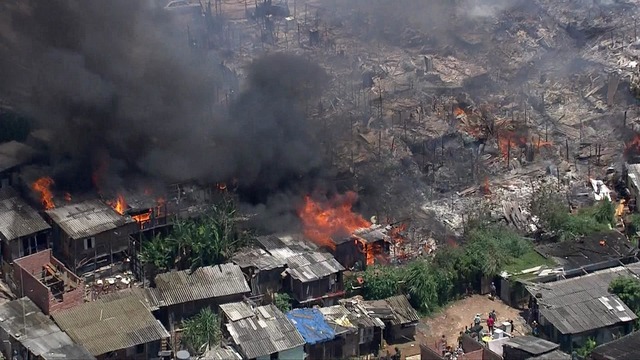 Incêndio atinge favela no Capão Redondo, Zona Sul de São Paulo Bombeiros tentam controlar focos de incêndio em comunidade no Capão Redondo