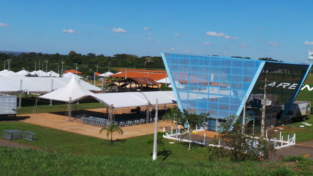 Grande estrutura composta de várias carretas e barracas estão sendo instaladas no Arena Mix para atender o público do Caravana da Saúde (Foto: Ricardo Ojeda)