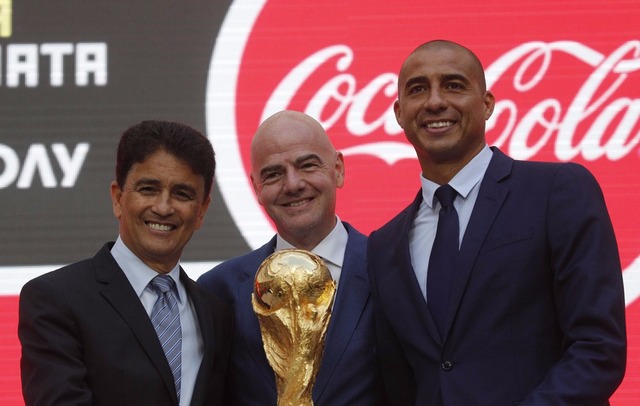 Bebeto posa com a taça da Copa do Mundo ao lado do presidente da Fifa, Gianni Infantino, e do francês Trezeguet (Foto: Reuters)