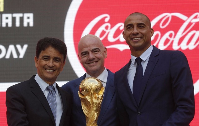 Brasil fica fora do Tour da Taça da Copa Bebeto posa com a taça da Copa do Mundo ao lado do presidente da Fifa, Gianni Infantino, e do francês Trezeguet (Foto: Reuters)