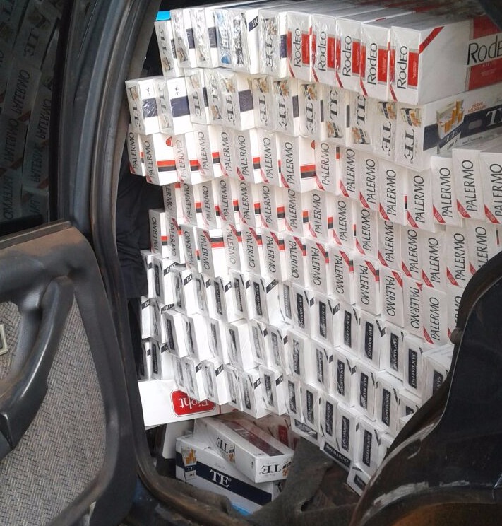 Jovem é preso após ser flagrado transportando 25 caixas de cigarros contrabandeados Jovem é preso após ser flagrado transportando 25 caixas de cigarros contrabandeados