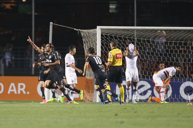 São Paulo faz 2 a 0, se complica com expulsão de Jucilei e empata com Ponte Preta São Paulo sai na frente por 2 a 0, mas cede empate à Ponte Preta e se complica no Brasileirão (Foto: Alex Silva/ Estadão)