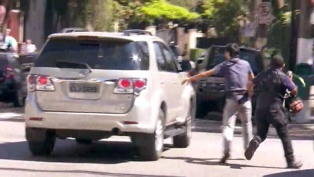 Joesley e Saud são presos em São Paulo Joesley Batista deixa a casa do pai após Fachin determinar sua prisão (Foto: Reprodução/GloboNews)