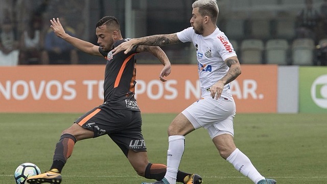 Santos se impõe, vence o Corinthians e abala a confiança do rival O Santos entra na briga e soma 13 jogos de invencibilidade no Campeonato Brasileiro. (Foto: Agência Estado)