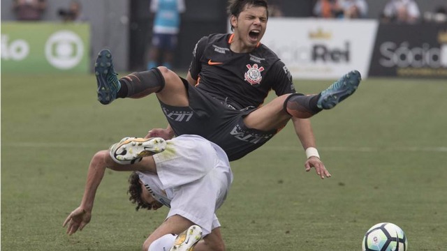 Victor Ferraz e Romero disputam a bola em um equilibrado Santos x Corinthians Foto: Daniel Augusto Jr/Agência Corinthians